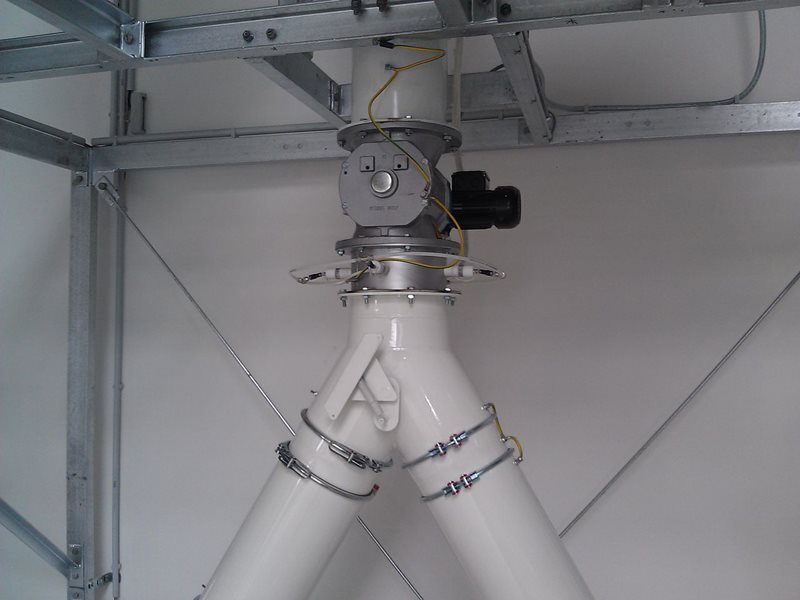 Bulkhead nozzles fitted to diverter valve tubing